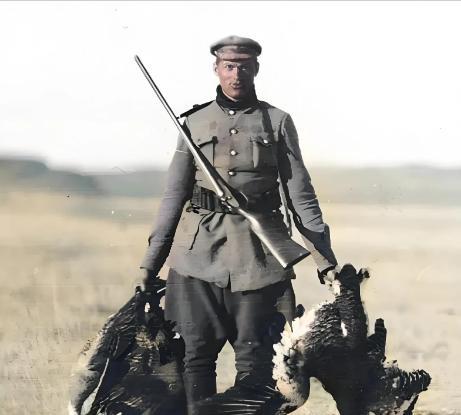 1932年，在外贝加尔，苏联第15独立库班骑兵师师长罗科索夫斯基打猎归来，苏军元