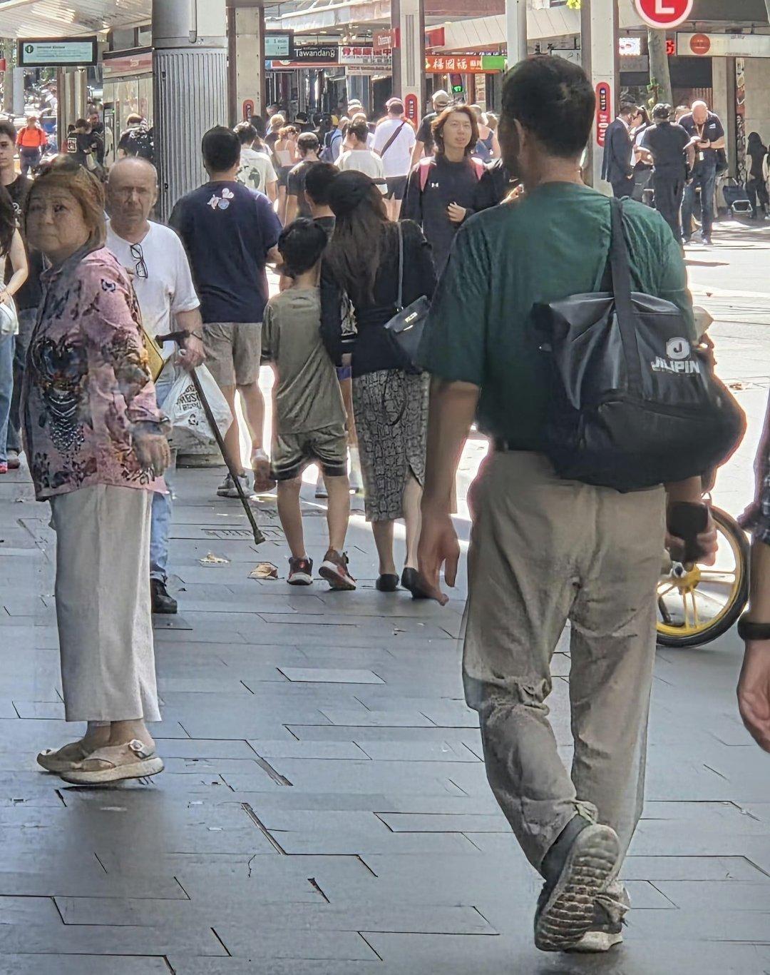 悉尼偶遇侯佩岑一家四口结婚14年，一起扛过小儿子出生时溶血症的危机，一起把两个孩