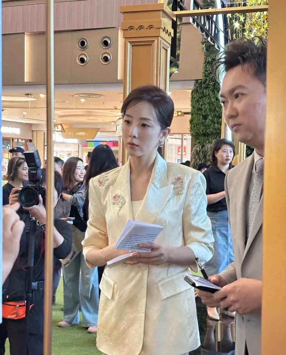 离开央视的前主持人李思思，近日现身沈阳为某品牌站台。没想到，却因一身全是褶子的西