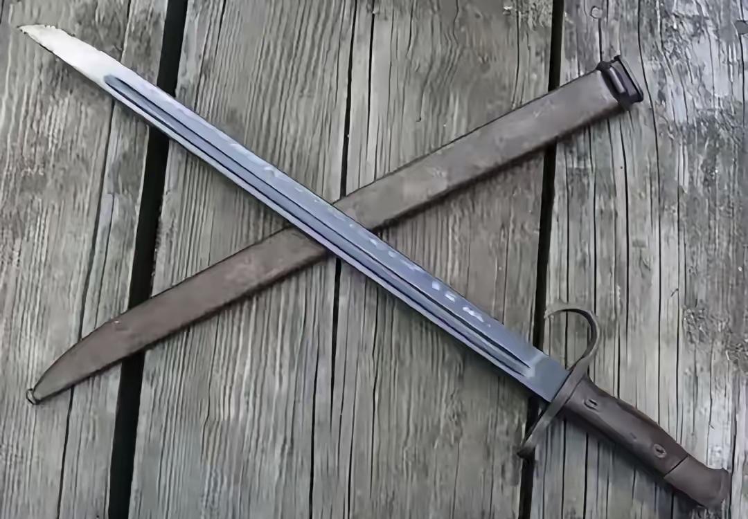 那把刀是我表弟家鱼塘清淤时捞出来的。黑褐色的铁，刀刃还带点锯齿，手柄缠着发脆的皮