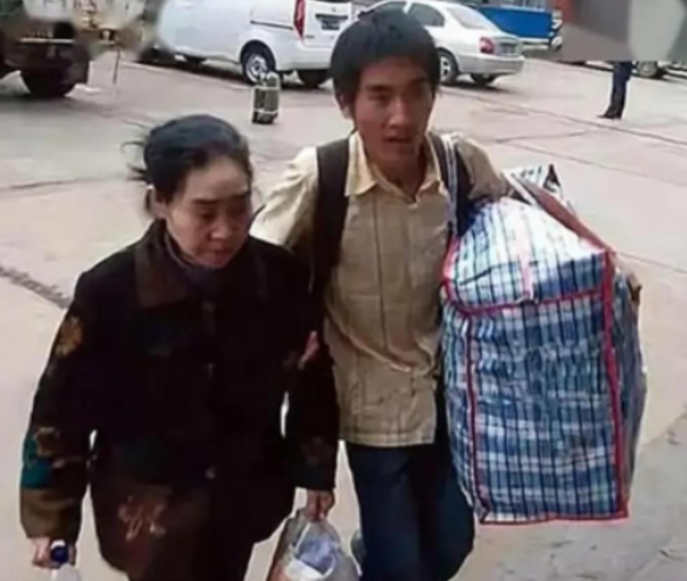 贵州某中学，一男生找校长要复读，校长摇头说：”我都跟你说了4回了，真不行！”突然