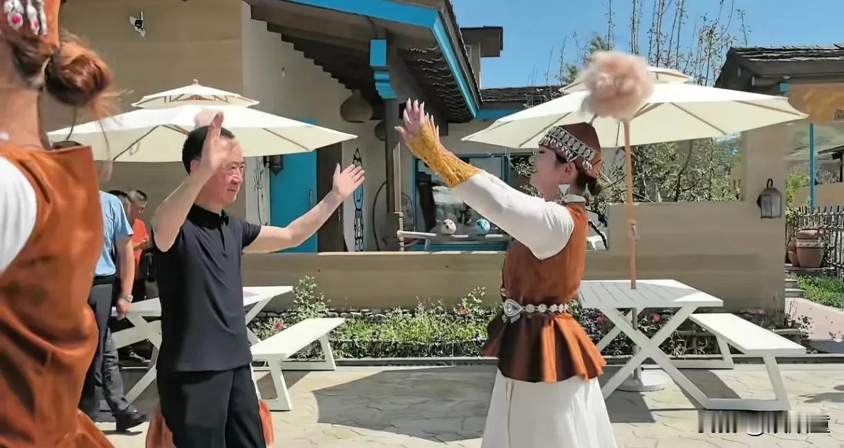 企业家的松弛感，在王健林身上都体现出来了！王健林现身新疆，还参与跳了新疆舞，好