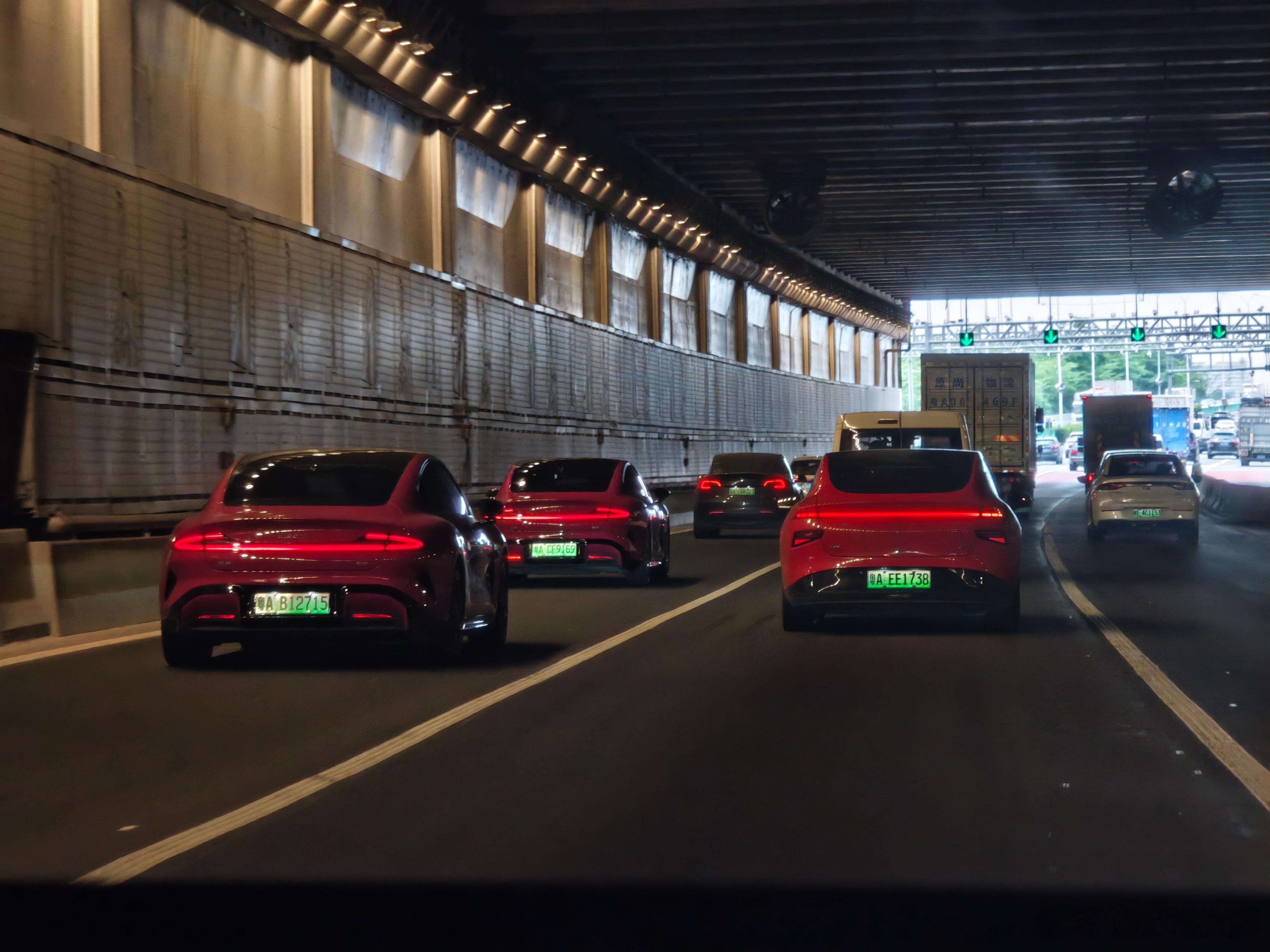 幸运，两台一模一样的璀璨洋红跑在路上歪个题，小鹏老P7造型是真的好看，放在一块一