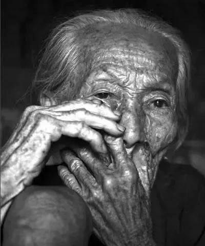 1939年，一19岁少女，被日军推进洗澡房。翻译官笑眯眯说：“你很漂亮，