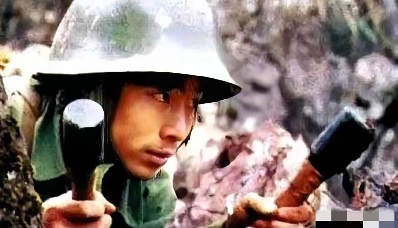 1984年边境战场，战士黄登平站岗执勤，大雾中察觉可疑人影，悄悄靠近后投掷两枚