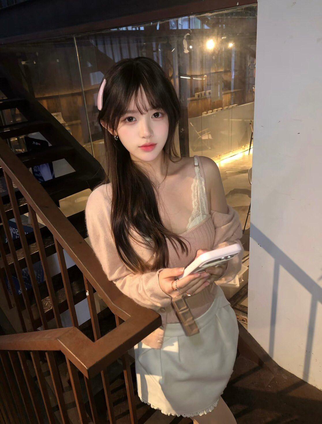 少女心满满的一天，粉色发夹与白色裙摆的完美搭配，手机里的世界与现实交织。少女心拉