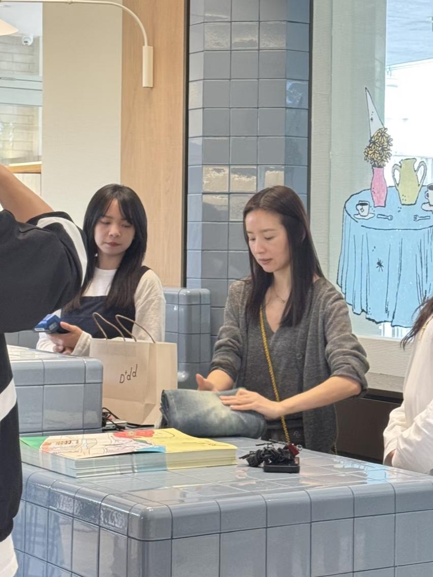 46岁董洁在广州阿那亚开服装店，她亲自到店里视察工作，还帮顾客打包衣服，整个人看