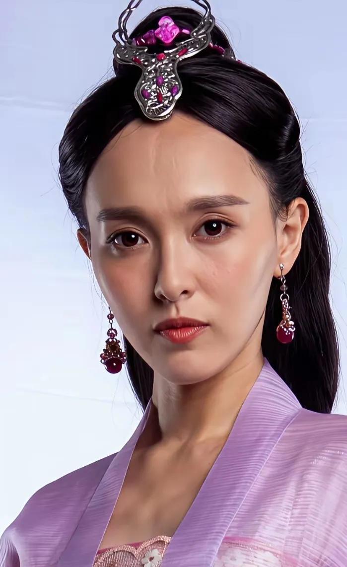 相似的造型，不同的年龄，唐嫣变化不小：脸更瘦更长了，以前是甜妹，现在……有点苦[