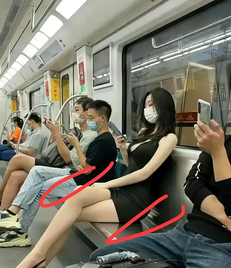 这美女的左右二边都不敢坐人