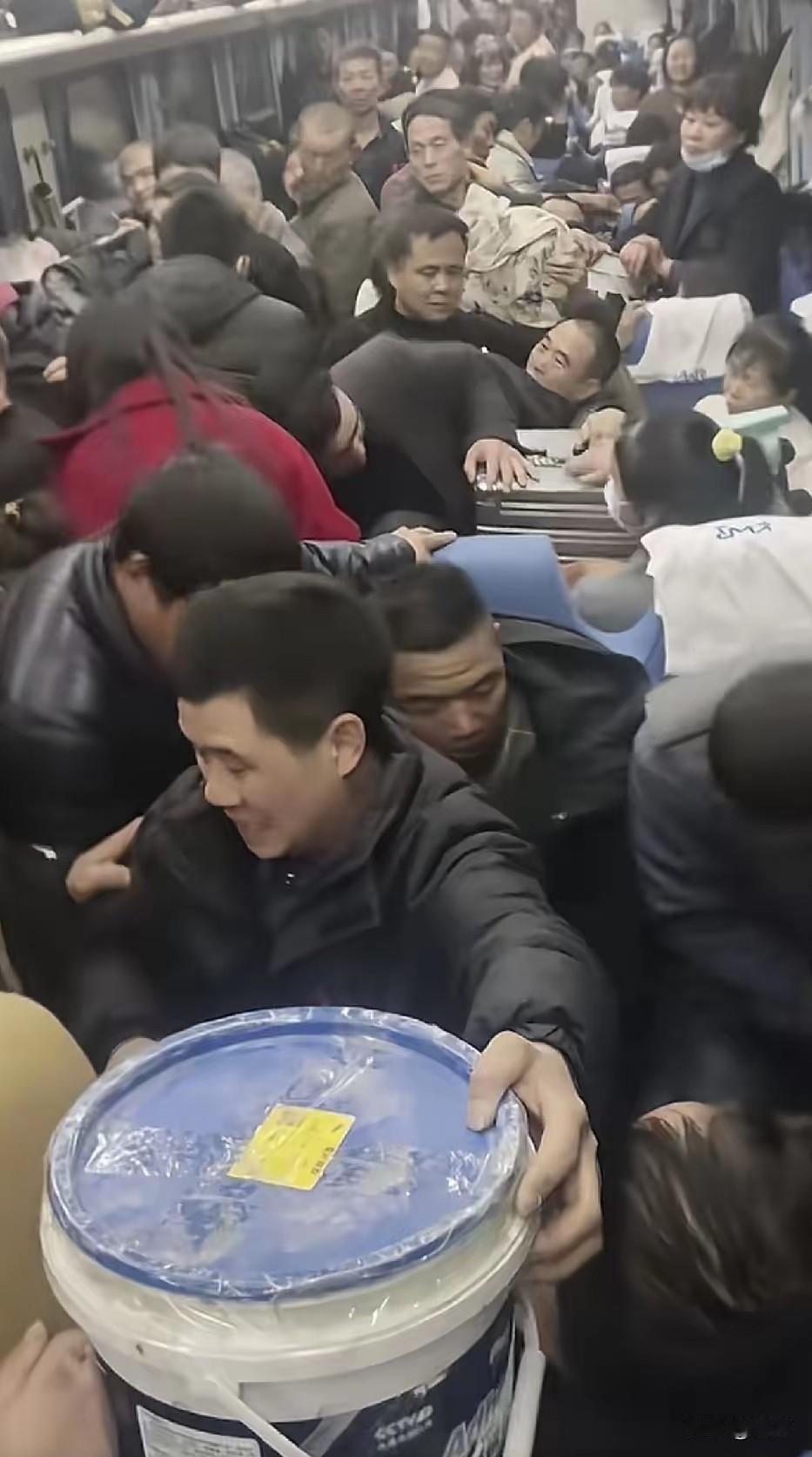 春运期间绿皮火车就算是挤的人挨人，仍然是一票难求，很多人表示，为啥不坐干净又快的