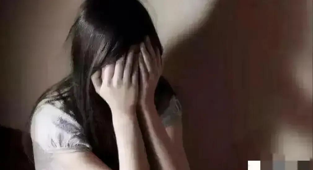 情侣吵架后，男子李某强行将不愿同行的女友安某推上车锁闭车门，途中一句