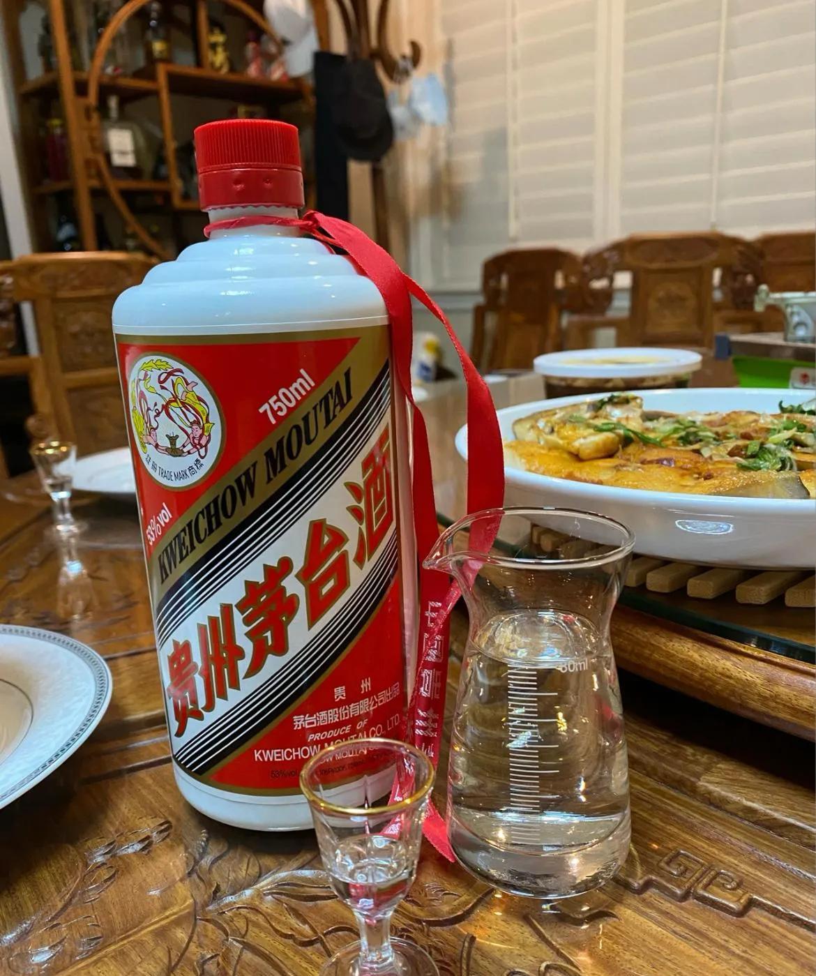 在目前的市场氛围下，未来白酒的销售整体前景较为乐观，但仍面临一些挑战。随着经济