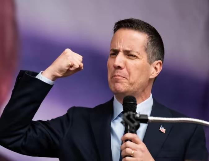 美国连竞争的勇气都没有了！路透社报道，3月31日，美国参议员伯尼·莫雷诺表示，