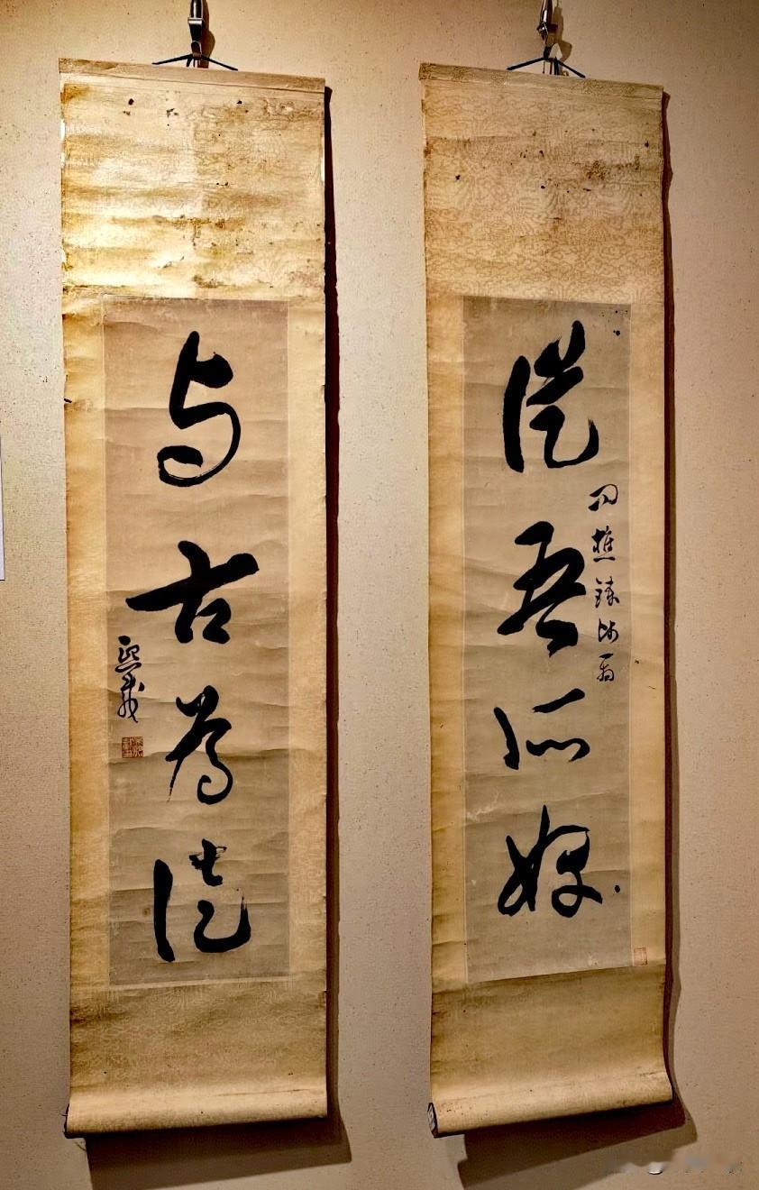 周末拜师访友，最大收获是路过一地摊时，用白菜价买了一副书法对联，原装旧裱，标准的