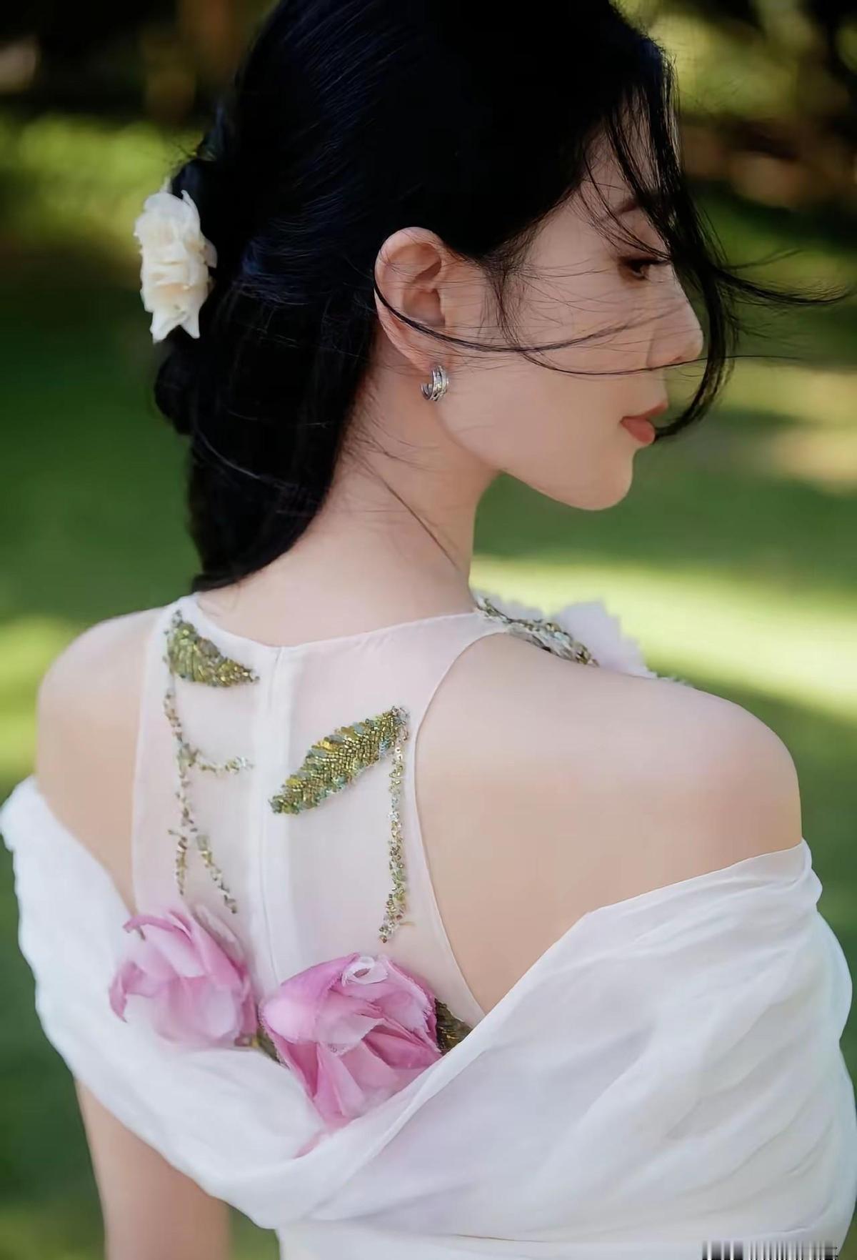 刘诗诗一转身，全网都屏住了呼吸。那条裙子没说话，却比任何文案都炸。背影是她的