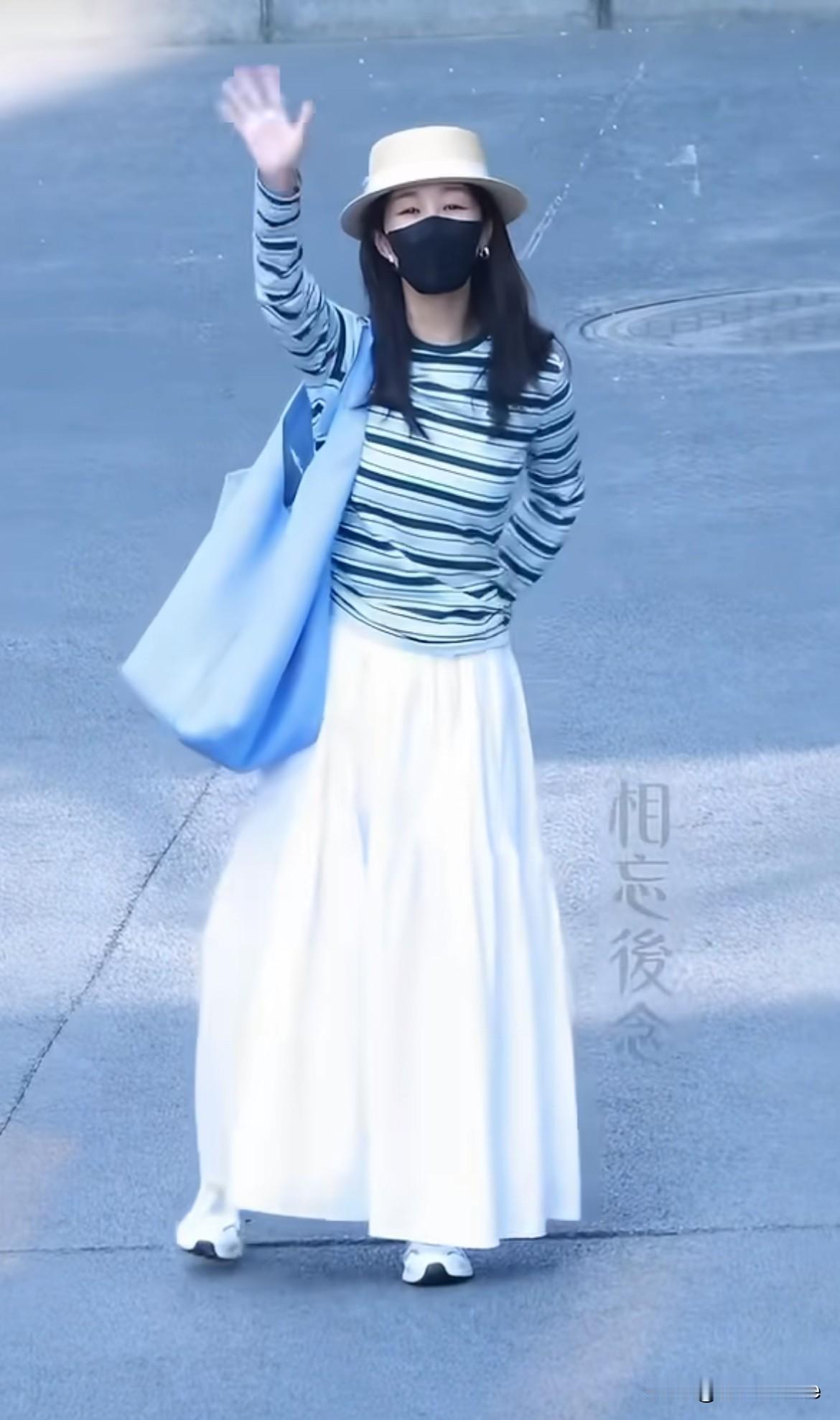 7月26日，杨紫素颜现身机场，顶着阳光高温与前来接机的紫米打招呼，劝她们快离开