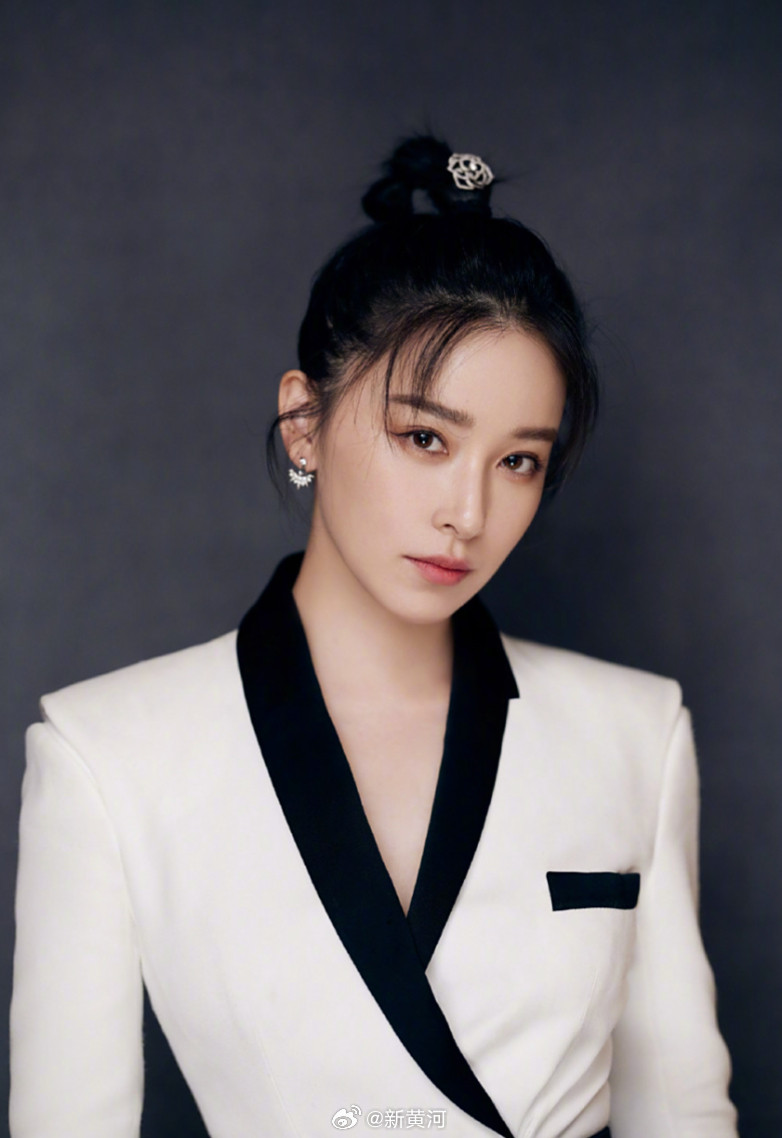 【#阚清子官宣加盟浪姐#】阚清子3月27日，《乘风2026》公开嘉宾阵容，萧