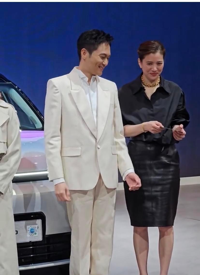 张智霖袁咏仪现身车展，穿得像情侣装，网友直呼“老夫老妻”太甜了。一个穿白西装，