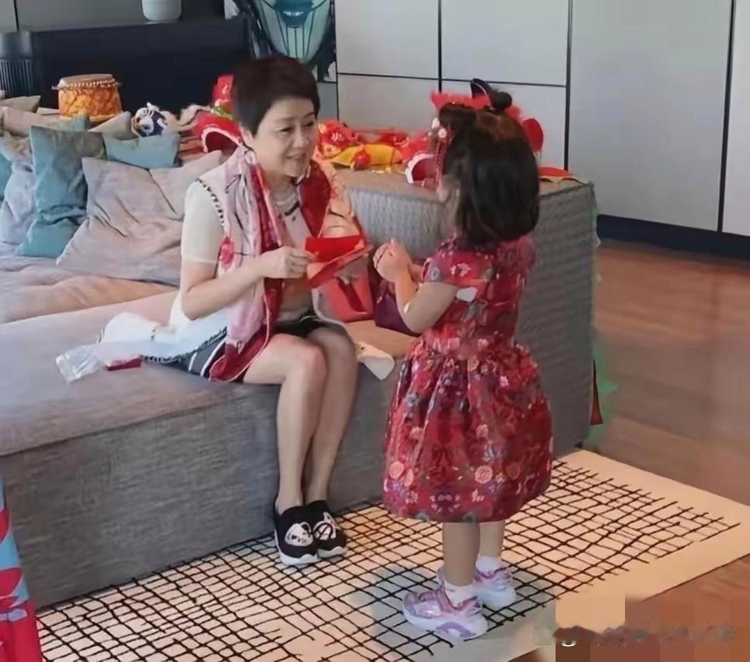 何超盈带女儿去慈善晚宴。小姑娘年纪不大就进了名流圈。四太梁安琪疼外孙女，花钱挺阔绰。​