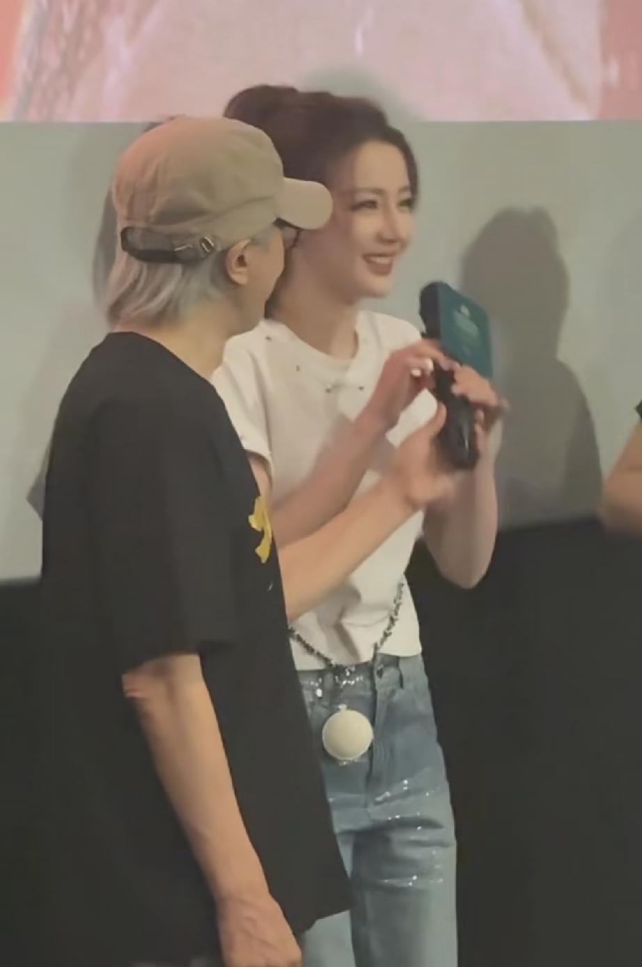 8月8日，迪丽热巴现身香港参加《功夫女足》路演，这次她扎了高马尾，穿了牛仔裤和T