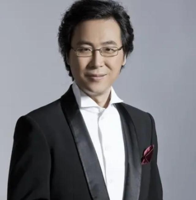 有一次，廖昌永演出成功结束后，美滋滋地回家了。妻子却对他冷言冷语，顿时他就懵了：