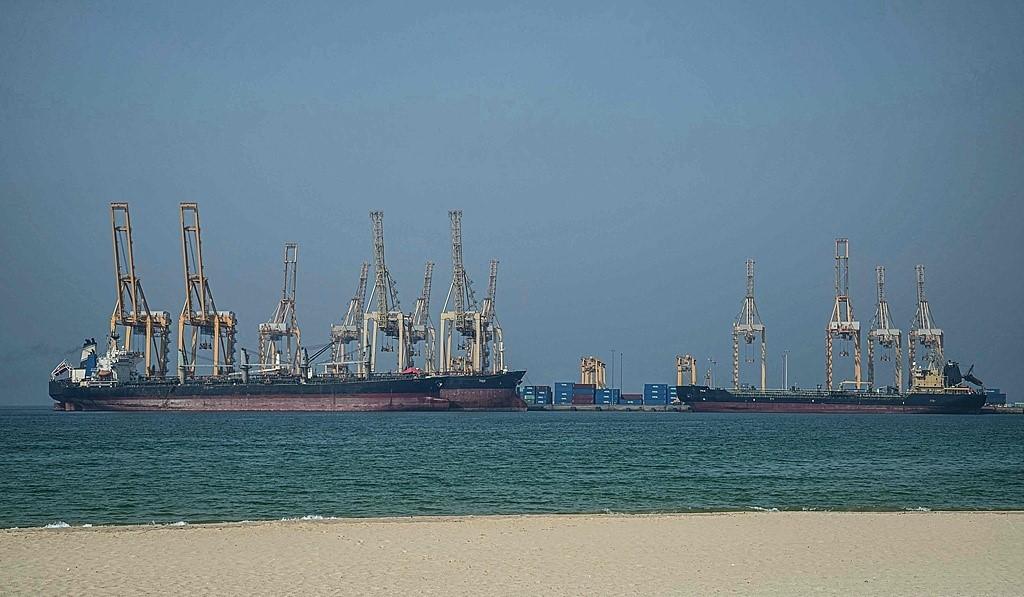 国际油价本就因为中东战事起伏不定，最让人关注的就是，俄罗斯好几艘运油船突然改道，