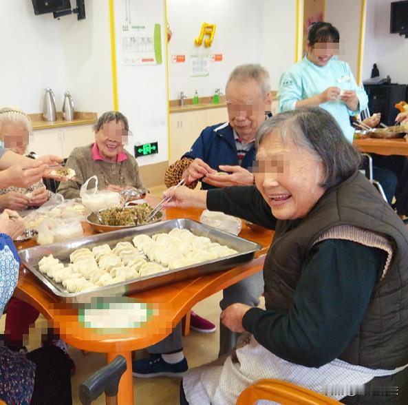 上海，90多岁的王老太每个月的退休金有上万元，与子女的关系都很疏远，只能住在养老
