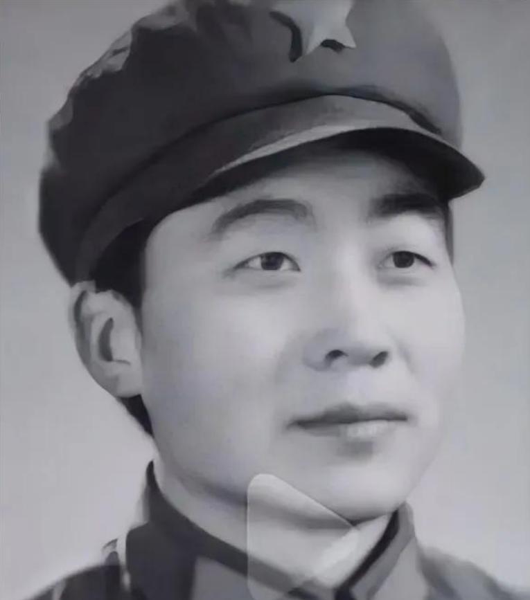 杜新枝昨晚直播，盛赞郭希宽的救火壮举。她描述道，郭希宽当时正在洗脚，听到