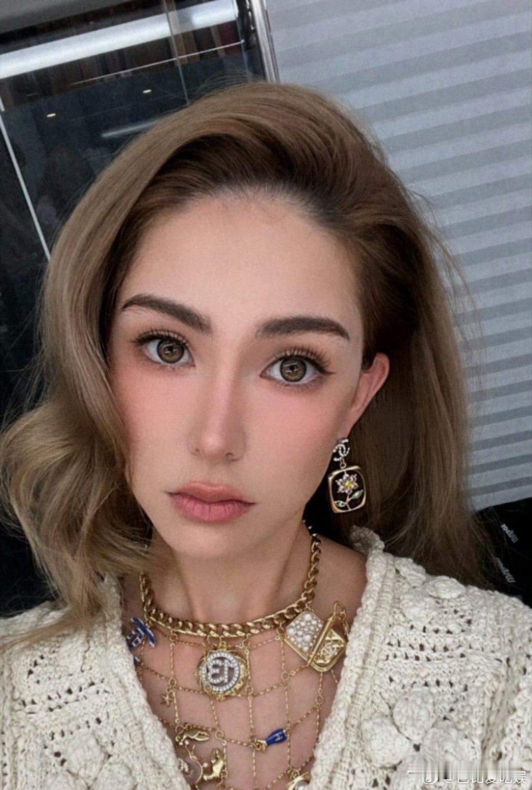 昆凌没有侯佩岑有才华没有田馥甄甜美也没有江语晨漂亮，但是就是因为她样样不如她