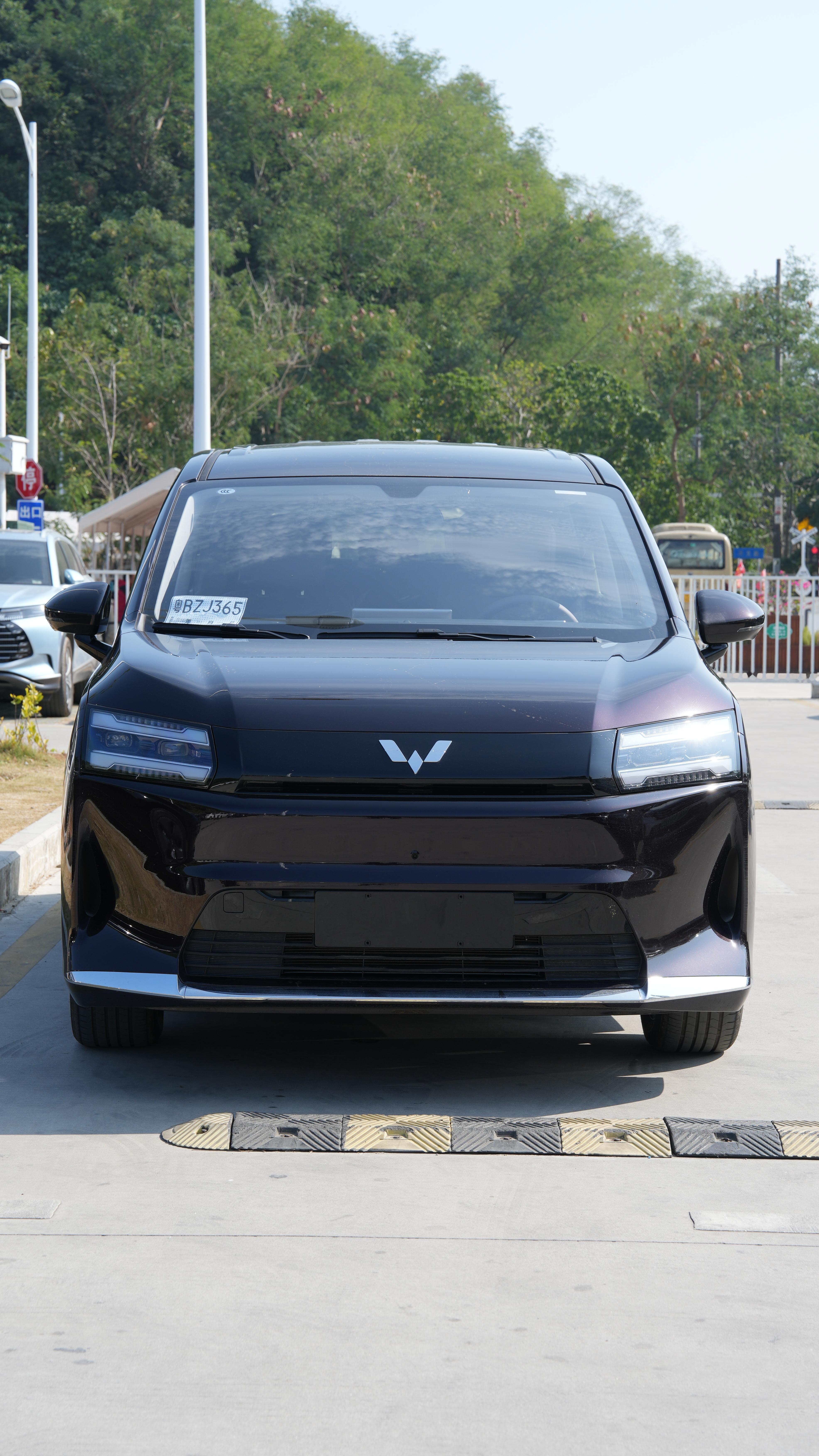 五菱的车，还有紫色系，不可思议，看着还蛮精致的，虽然工厂就在我家隔壁城市，但我对