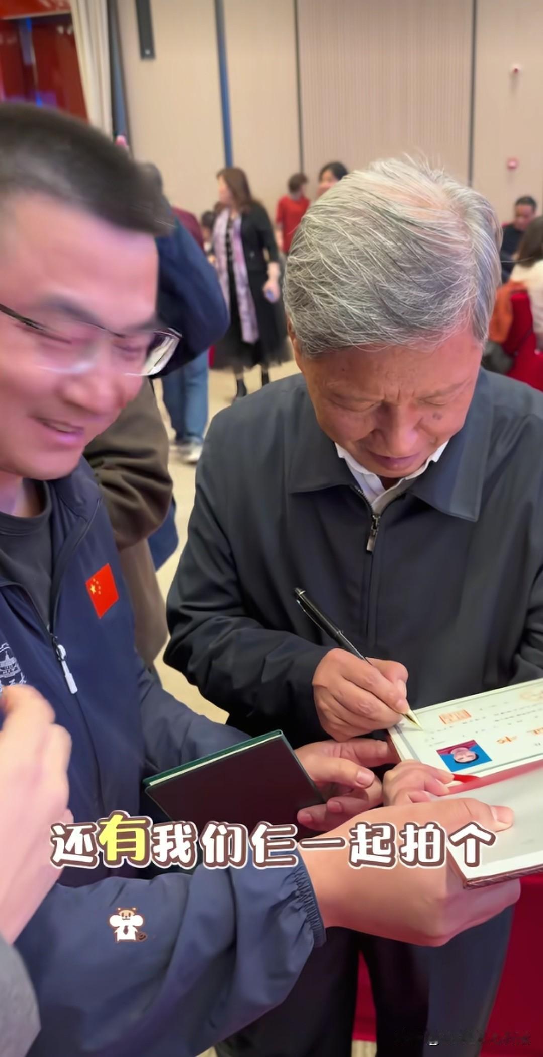 先是一惊，细看，原来毕业证上的校长签章是王树国校长本人。如果签章不是自己，王树国