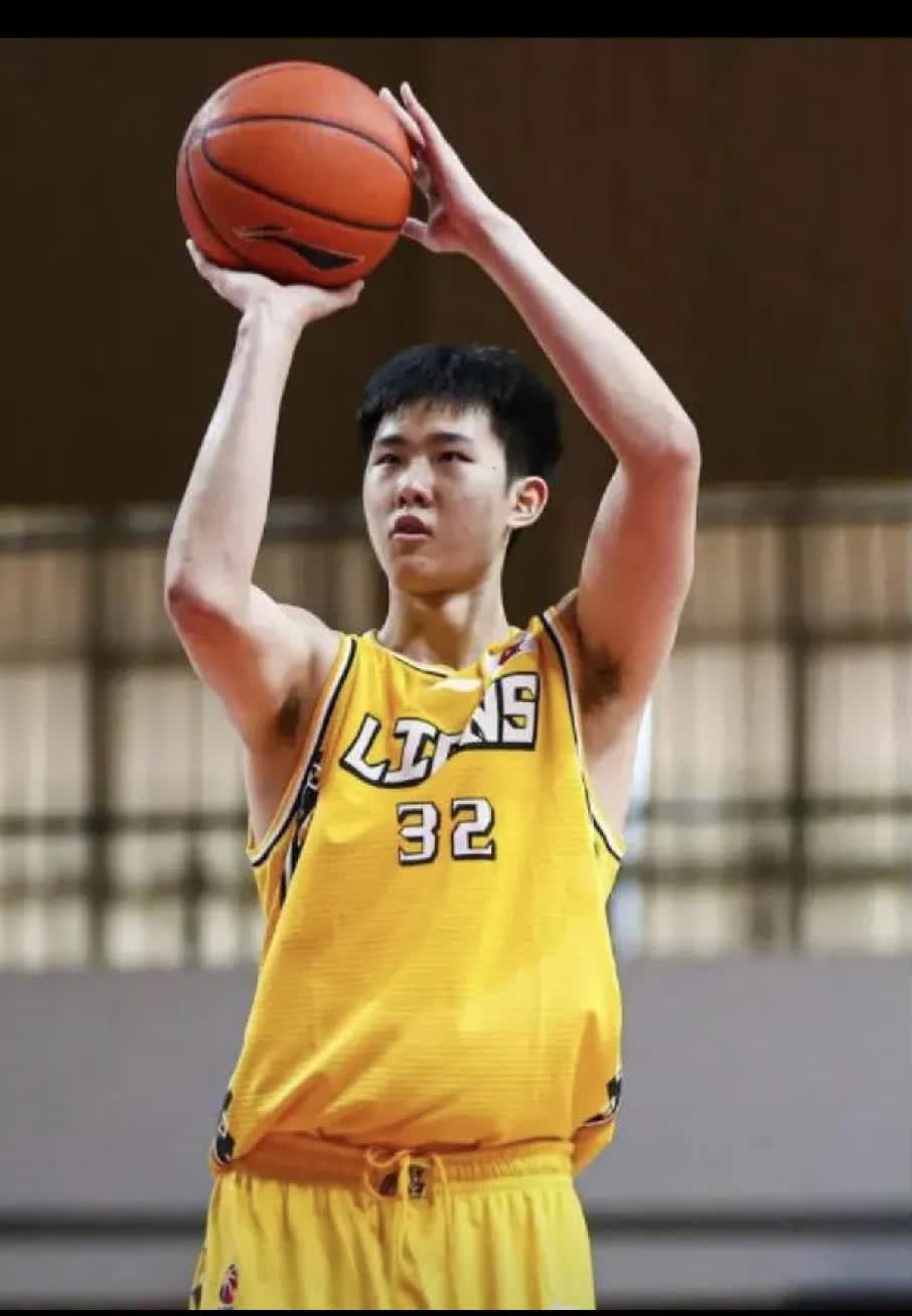 赵嘉义从亚洲杯回来，感觉自己不如队友。模仿王俊杰的后仰跳投，每天加练300个，而
