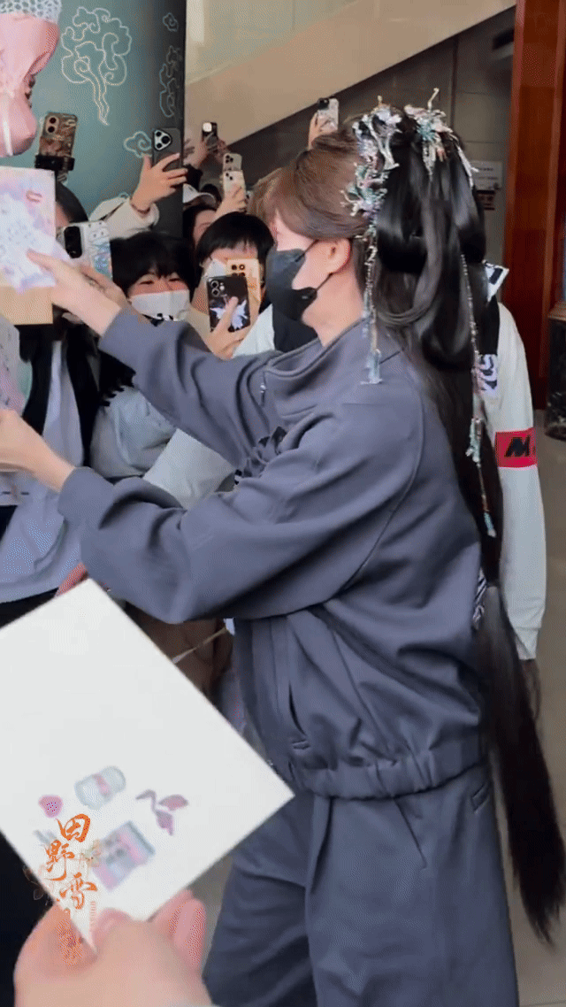 李一桐被喊妈妈的反应被喊“妈妈”时李一桐的反应太圈粉！害羞地笑却不抗拒，眼里的