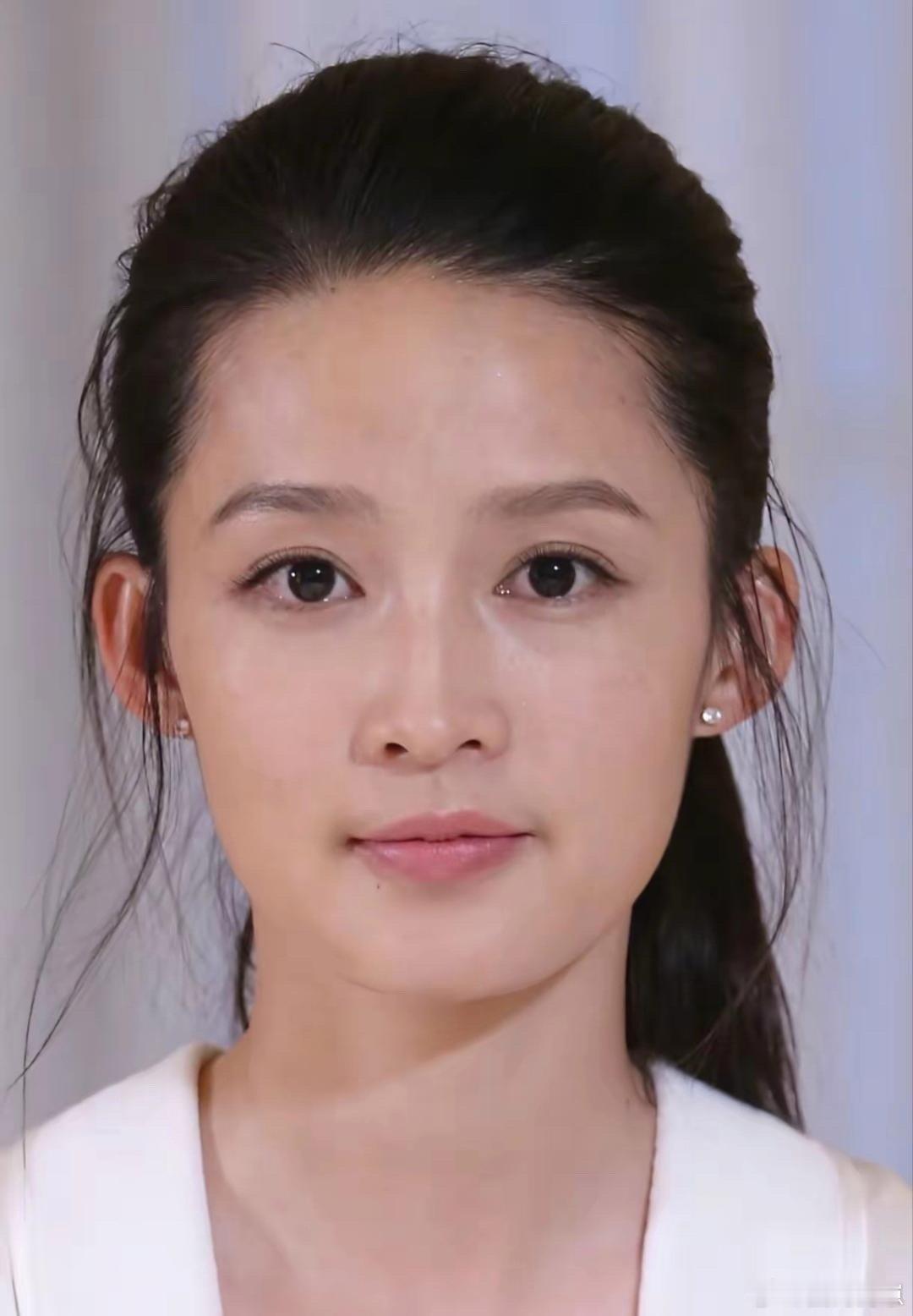 李沁素颜状态太绝了！五官精致立体，皮肤细腻有光泽，不施粉黛也美得很出众，气质拿捏