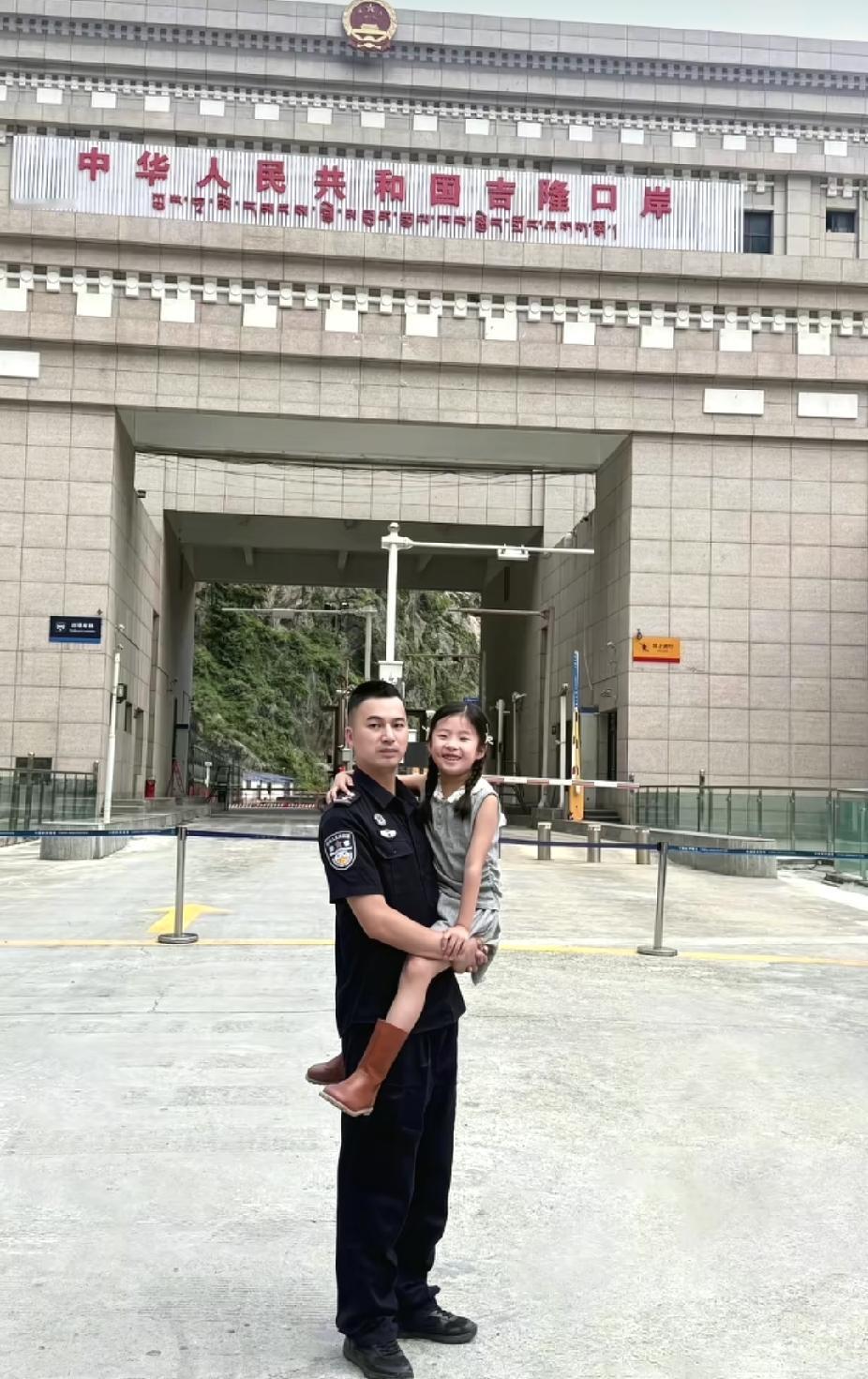 看哭了！刷到一位吉隆口岸家属发的视频。她说:“昨晚又梦到你了，你快回家好不好，