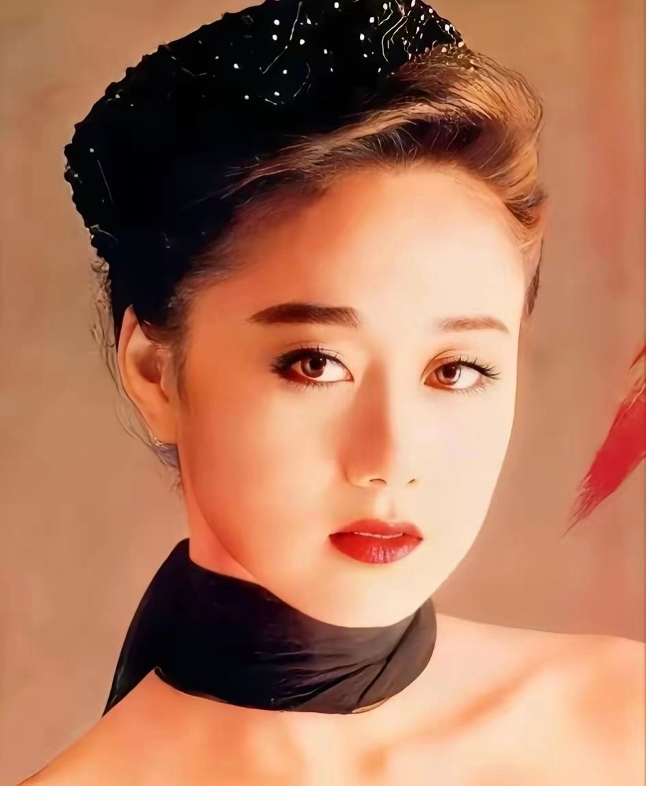 男人一见利智，心跳加速；女人一见利智，妒意丛生，黄霑说：利智一笑，香港的霓虹灯都