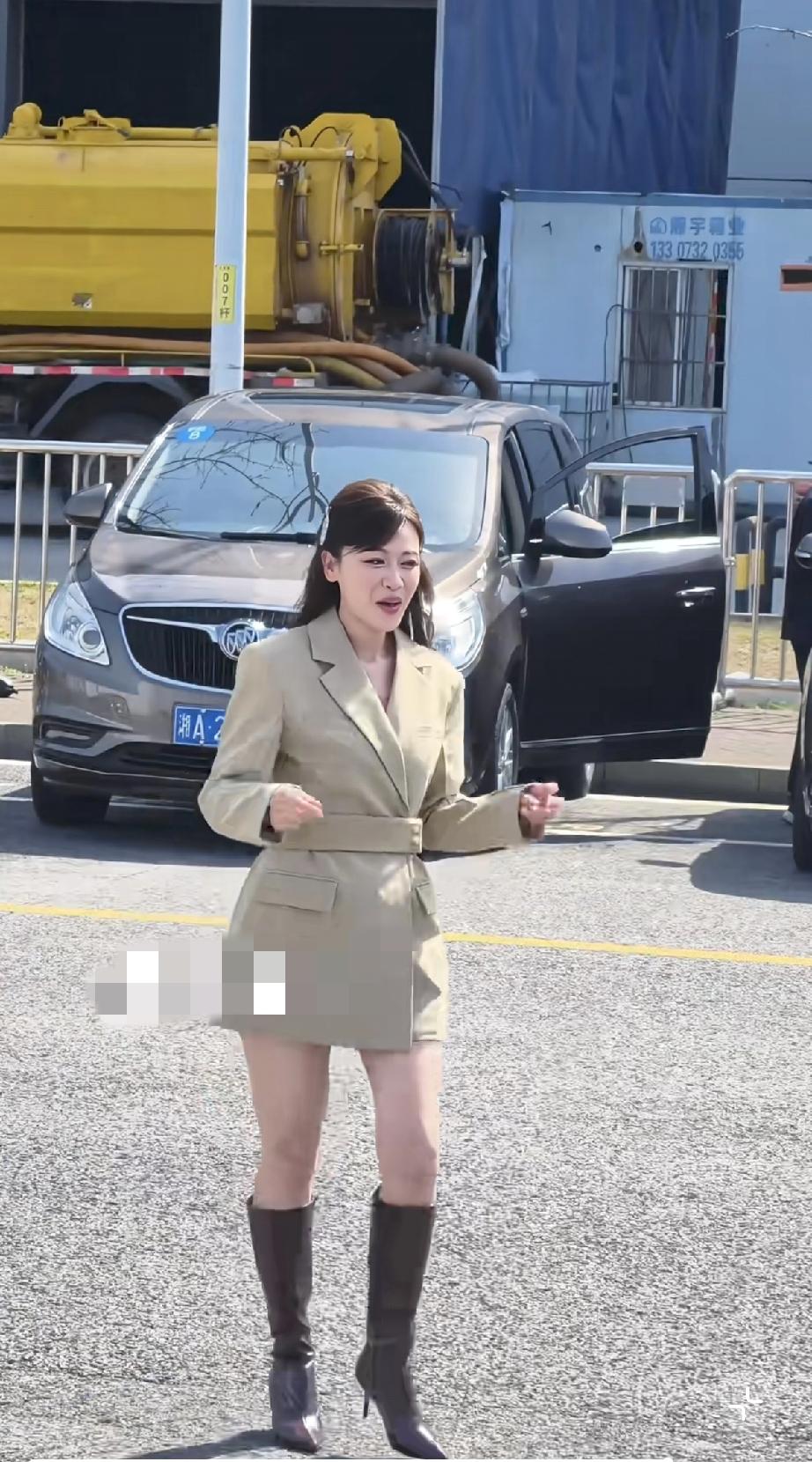 4月4日，叶一茜浪姐上班，她是真的胖了，大腿那么粗，路人镜头下腿型不是很好看，中
