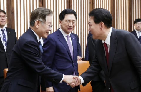 【青瓦台魔咒再显威！韩国新总统铁腕清，前总统夫妇双双入狱】韩国政坛上演震撼一