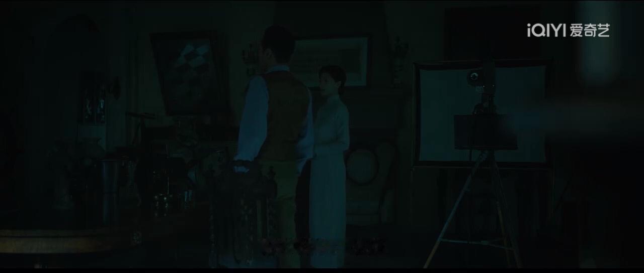 八千里路云和月外国租界都开始断电了，可想而知外面的世界该有多么的危险，田先生希望