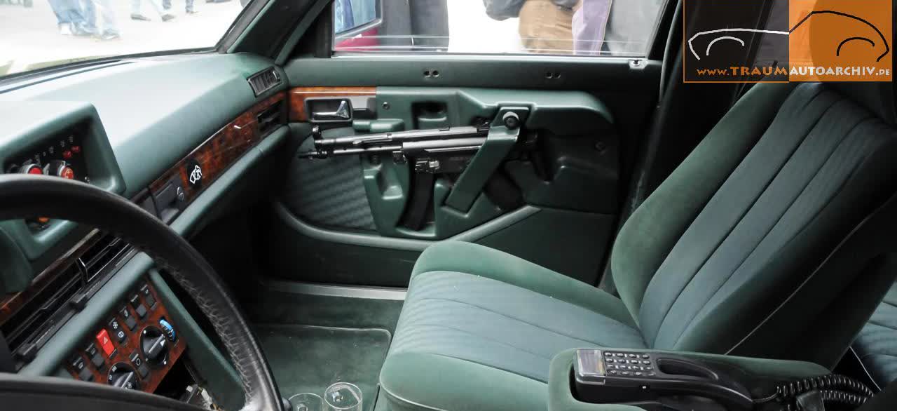 西德，上世纪90年代，梅赛德斯奔驰420SE警车车门内藏MP5。很明显，车门