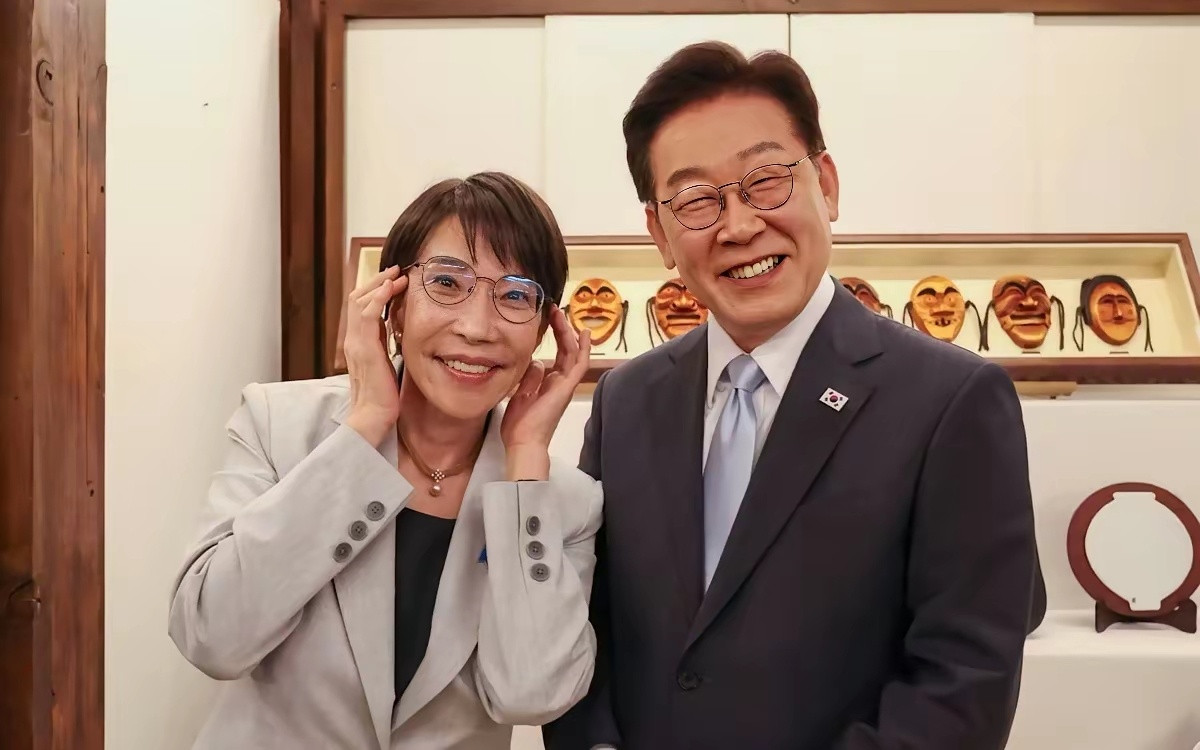 高市早苗给人家送眼镜，这是干啥？