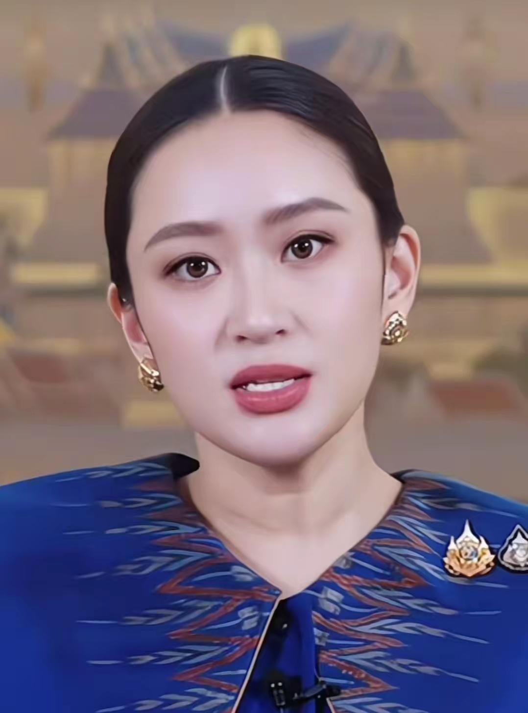 佩通坦果然被解职了，没法继续当泰国首相了，这都是拜她叔叔洪森亲王所赐。不过这也