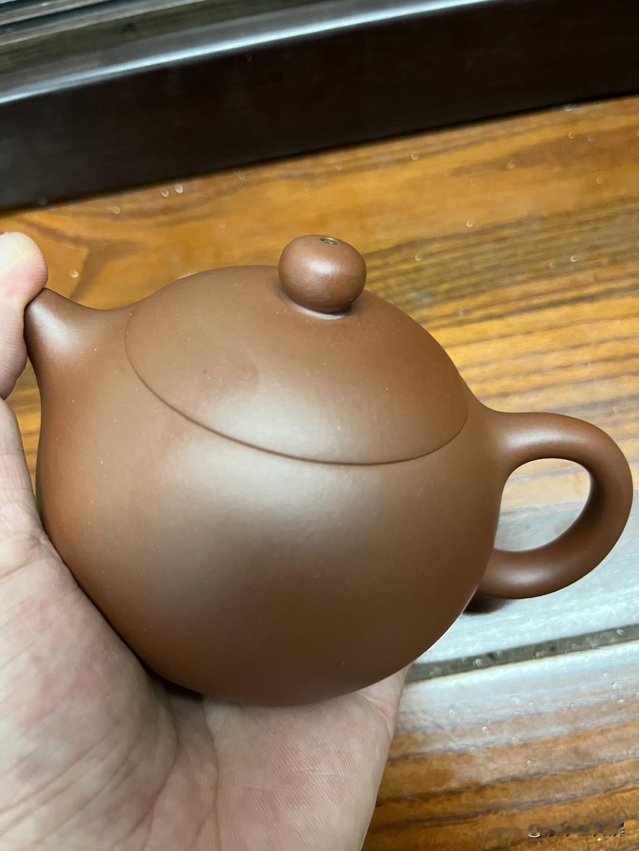 紫砂壶盖子小了一圈？这是“缩盖”，赶紧退！经常有壶友问我：“这壶盖子怎么感觉小