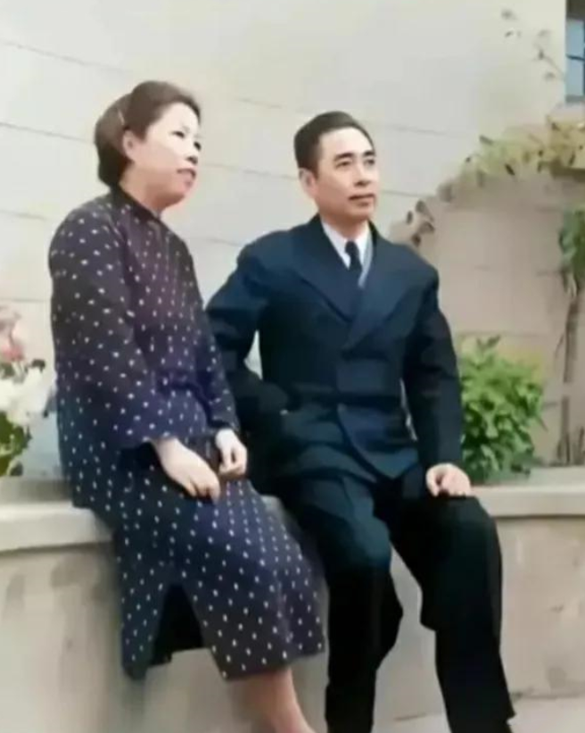 周总理与邓大姐的一张珍贵合影，总理身穿正装真帅气建国初，有一张周总理和邓颖超