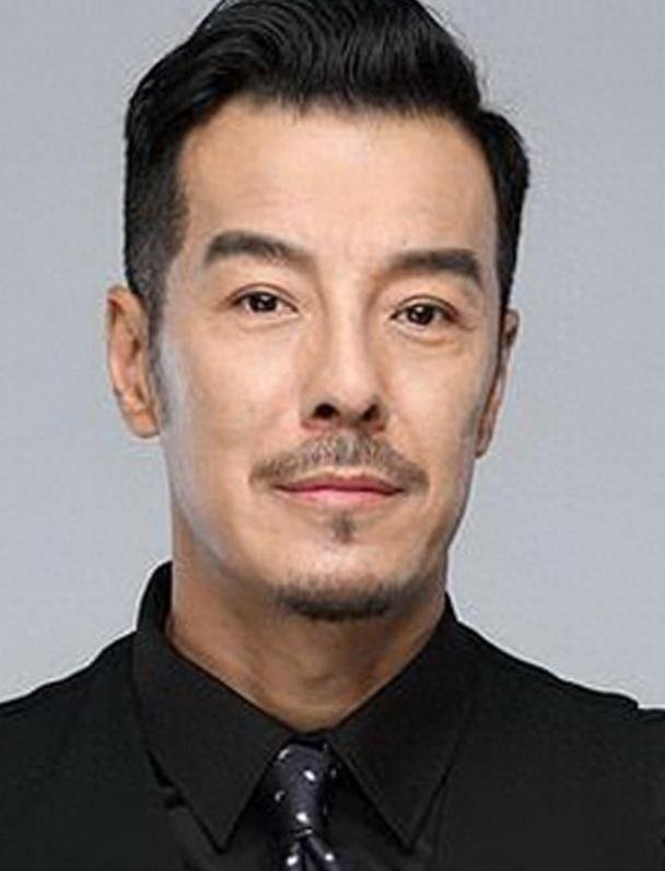 父亲是央视领导，他却偏不当关系户，娶二婚妻子，46岁才走红，这个男人叫于鹏，后来
