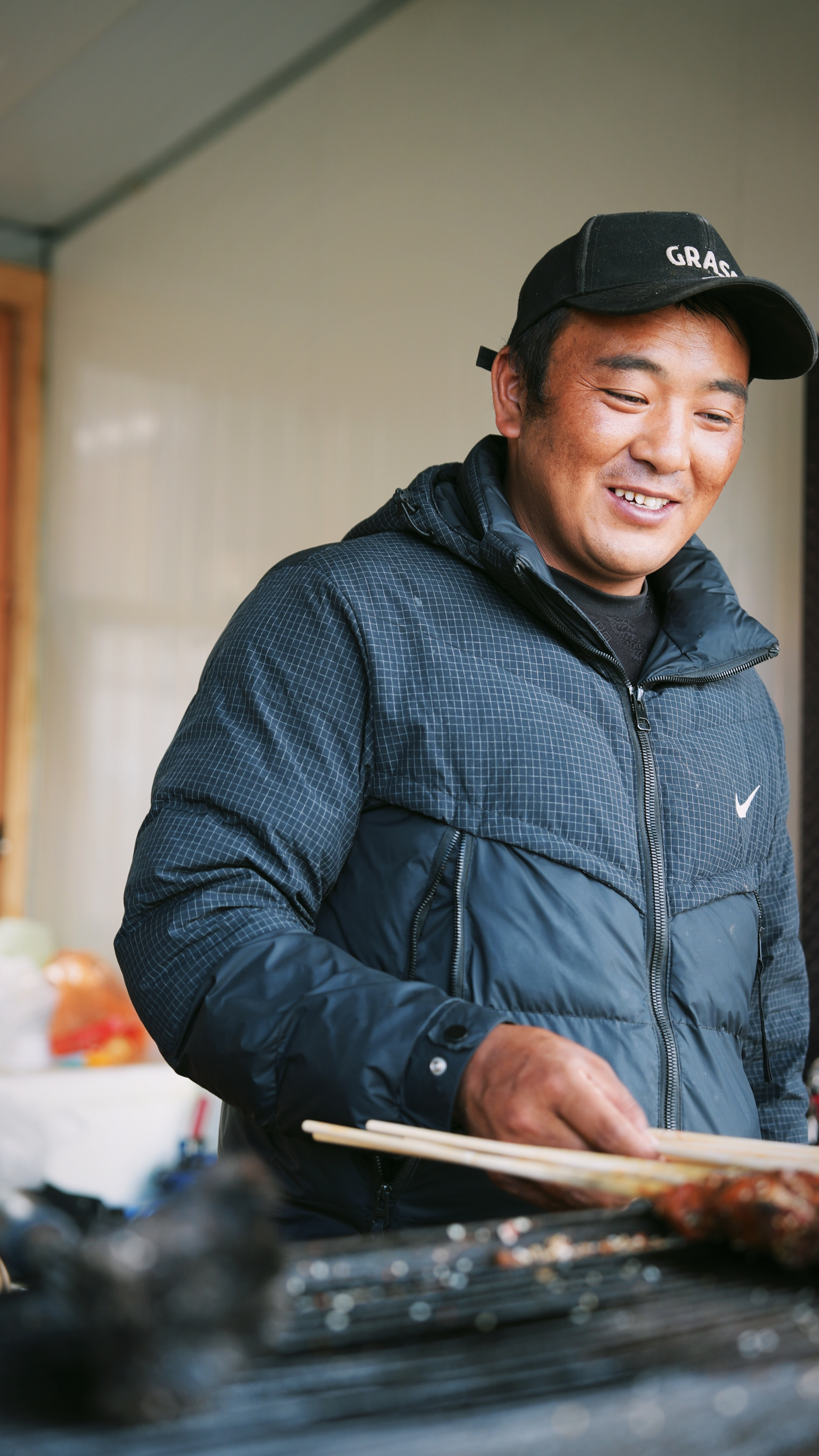 没睡吧，该说不说，藏族大哥烤的肉就是香，他看到我在拍照，让我认真拍，完了把照片给