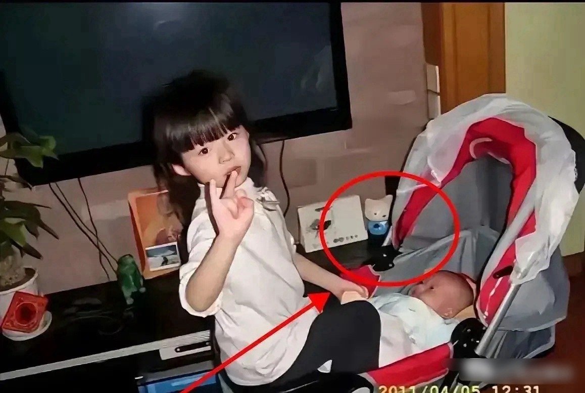 黄杨钿甜11年和弟弟合照时，家里的背景装饰都还是极其普通的。弟弟的婴儿车也是很便