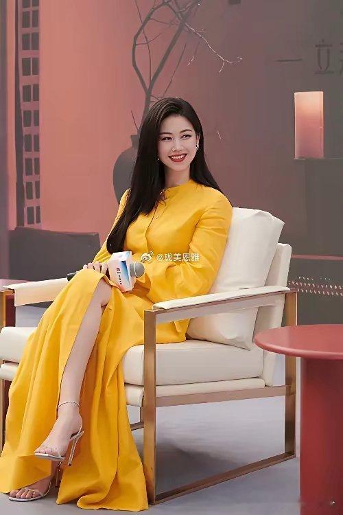 演员朱珠的面相一看就是那种不可能吃苦的富贵长相​​​