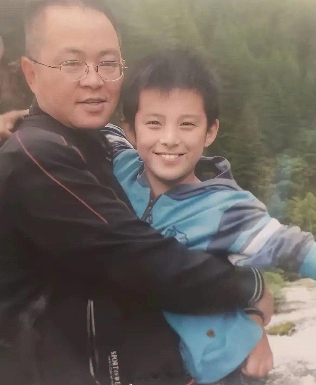 太神奇了!王鹤棣父母都是五官扁平大宽脸，居然能生出他这种小脸五官折叠度高的儿子