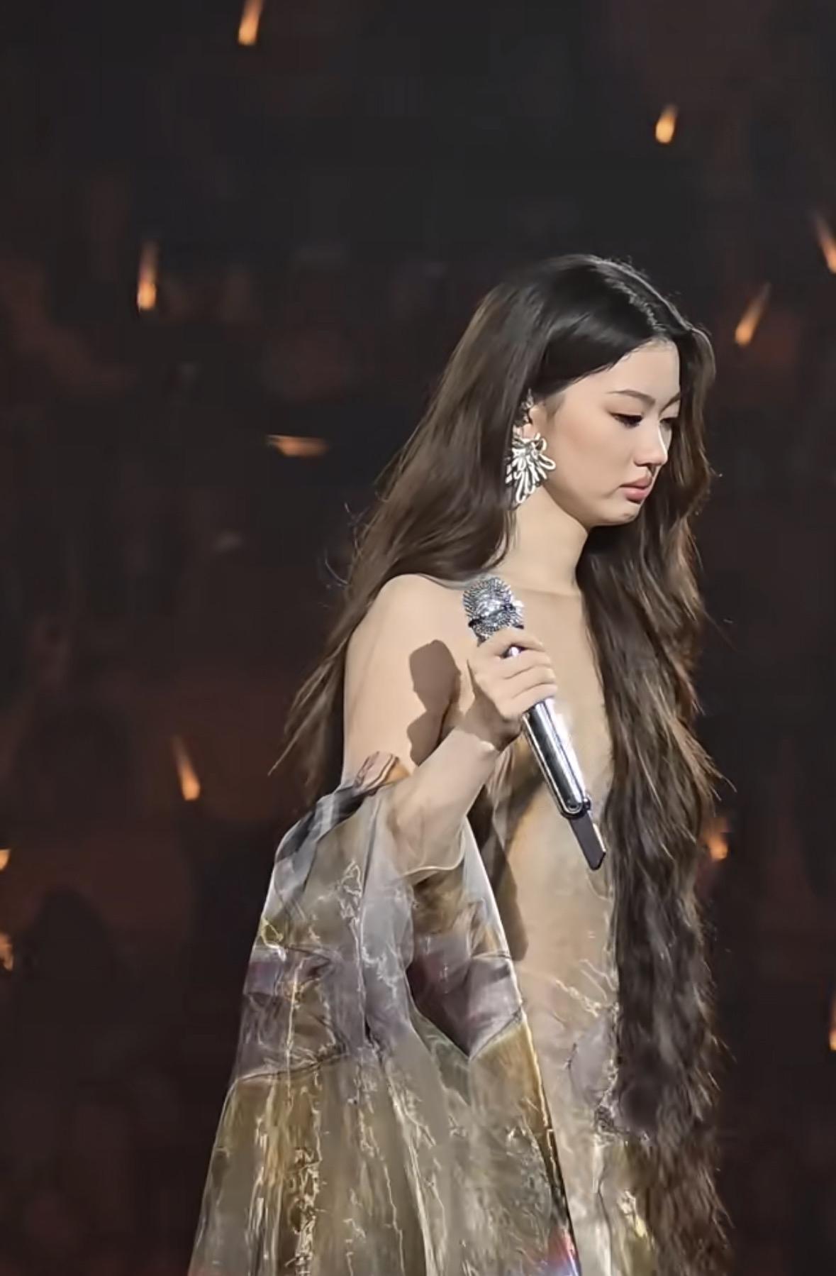 版权纠纷发生后，单依纯当晚演唱会几度哽咽，凌晨一点再度长文回应：是主办公司的锅，